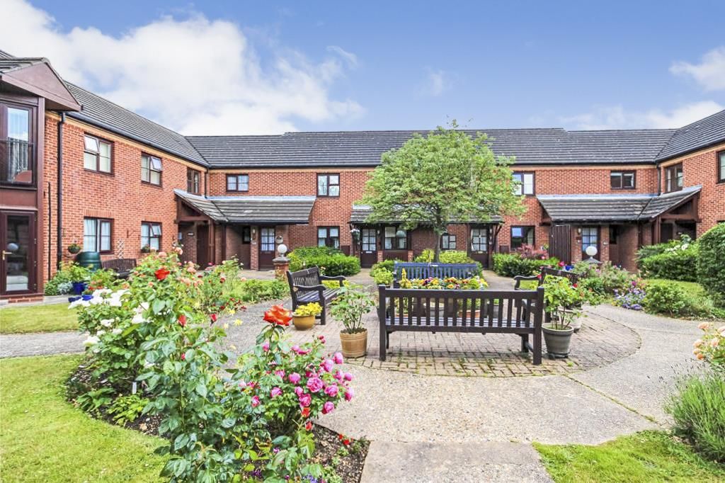 1 bed flat for sale in Roseacre Gardens, Welwyn Garden City AL7, £135,000