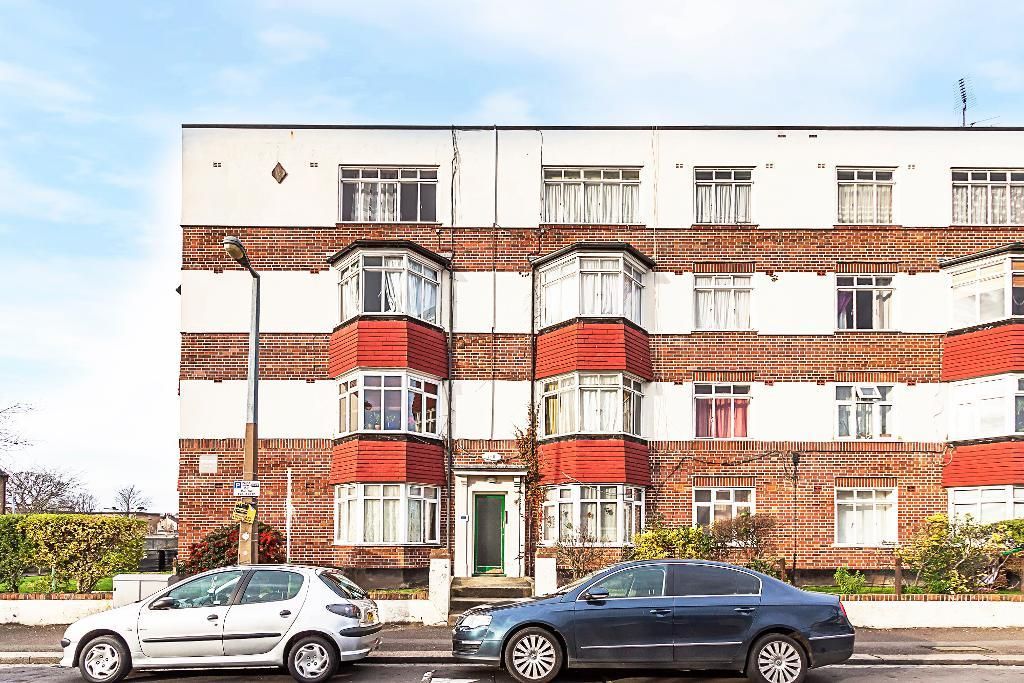2 bed flat for sale in Grosvenor Court, Brewster Road E10, £250,000