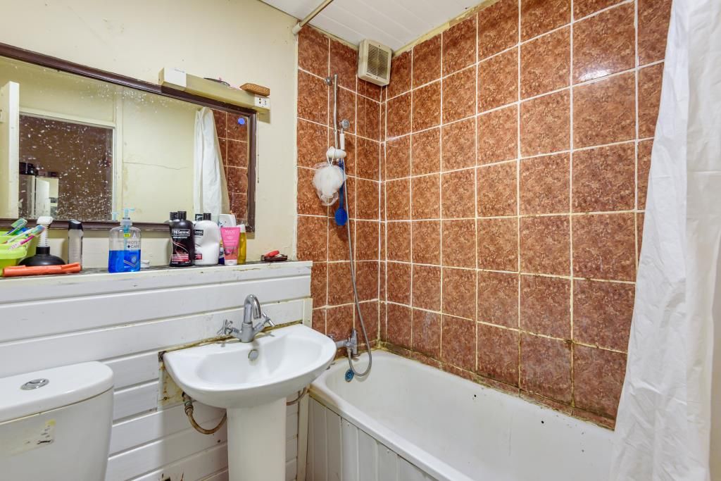 2 bed flat for sale in Slough, Berkshire SL1, £220,000