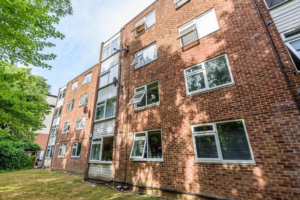 2 bed flat for sale in Slough, Berkshire SL1, £220,000