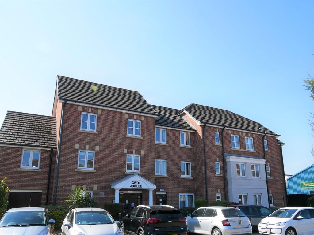 2 bed flat for sale in Plymouth Road, Penarth CF64, £199,950