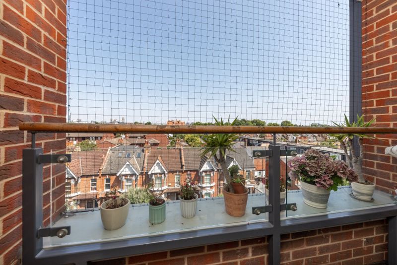 1 bed flat for sale in Larden Road, London W3, £325,000