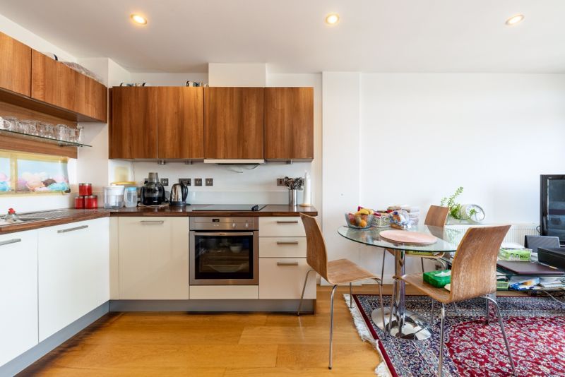 1 bed flat for sale in Larden Road, London W3, £325,000