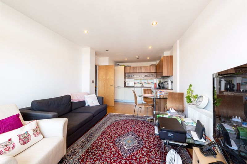 1 bed flat for sale in Larden Road, London W3, £325,000