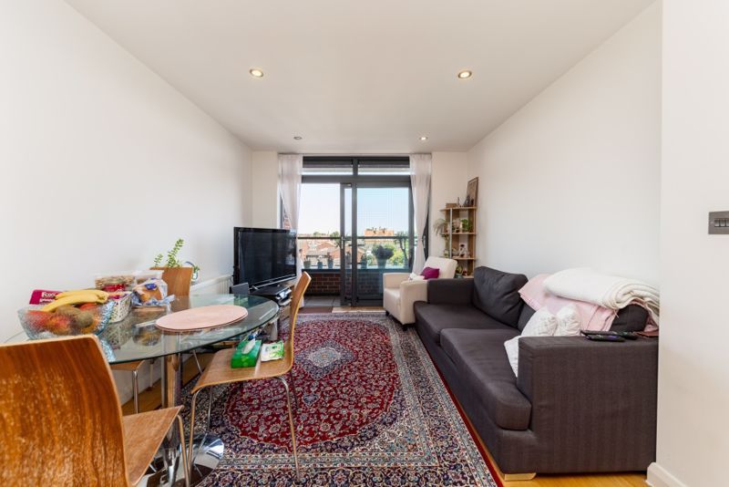 1 bed flat for sale in Larden Road, London W3, £325,000