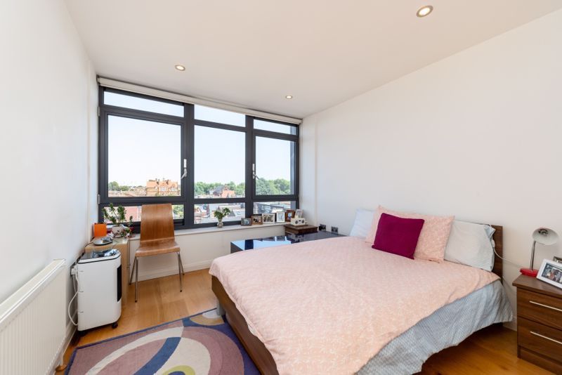 1 bed flat for sale in Larden Road, London W3, £325,000