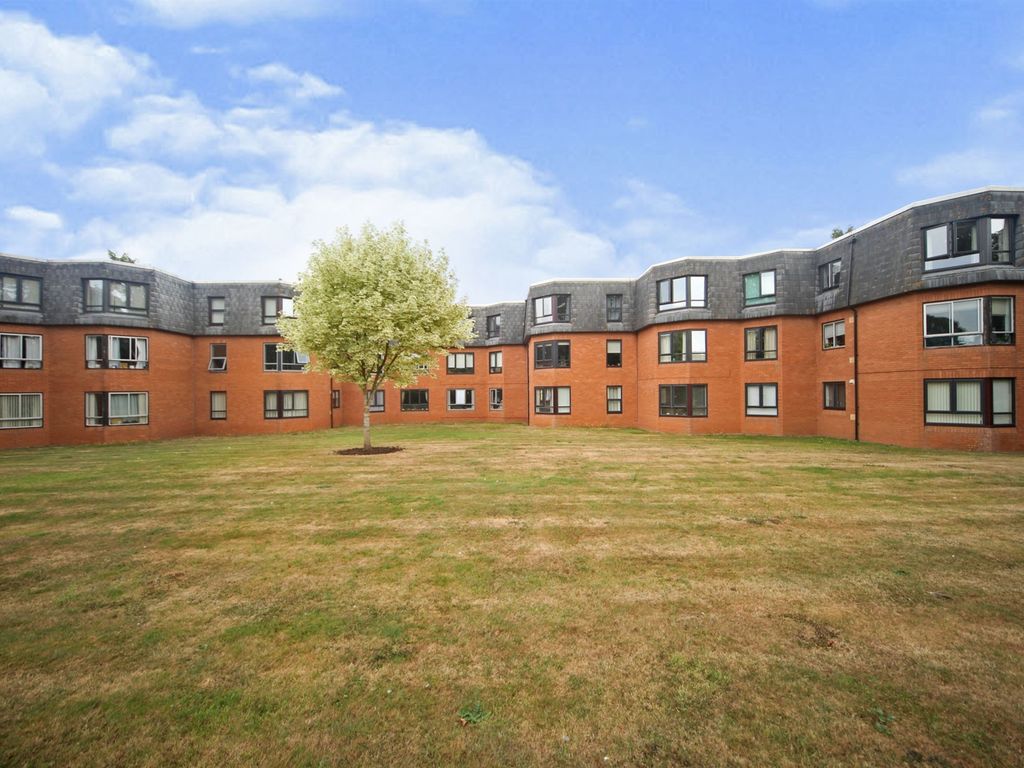 3 bed flat for sale in French Weir Close, Taunton TA1, £275,000