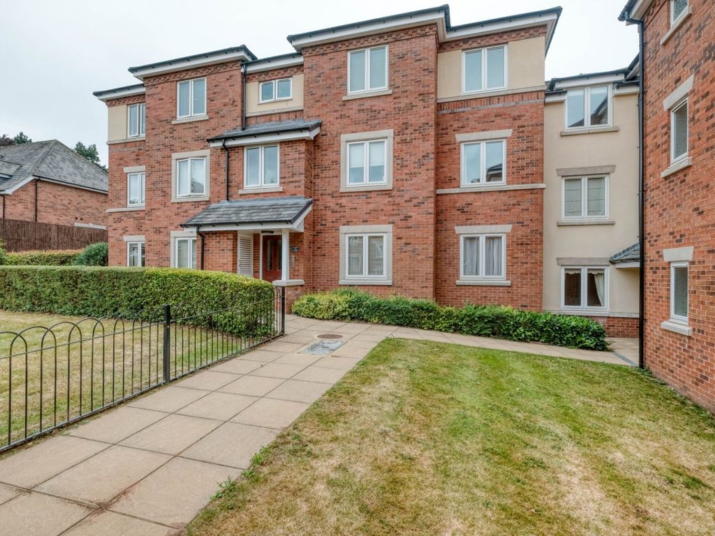 2 bed flat for sale in Stratford Gardens, Bromsgrove B60, £189,950