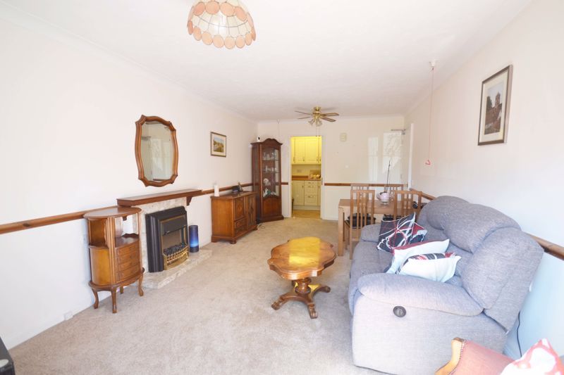 1 bed flat for sale in Laburnum Court, Leighton Buzzard LU7, £125,000