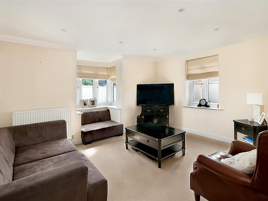 2 bed flat for sale in Amber Lane, Kings Hill, West Malling ME19, £270,000