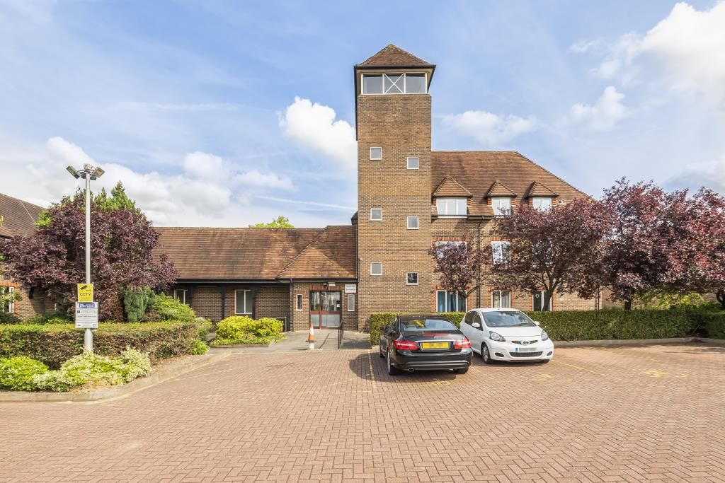 2 bed flat for sale in Birnbeck Court, Temple Fortune NW11, £300,000