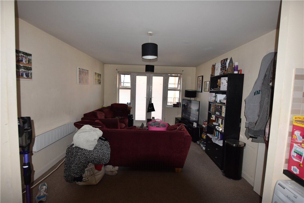 2 bed flat for sale in Holly Street, Luton, Bedfordshire LU1, £164,995