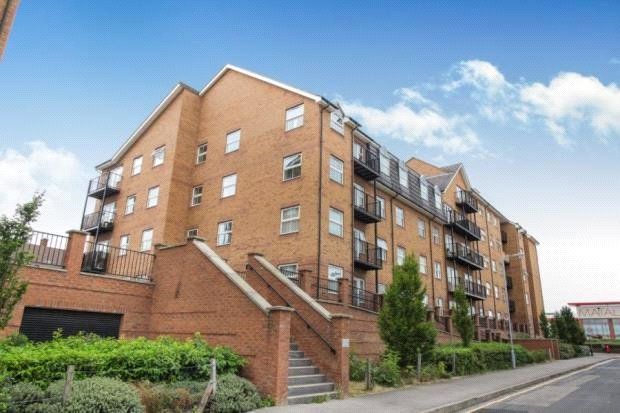 2 bed flat for sale in Holly Street, Luton, Bedfordshire LU1, £164,995