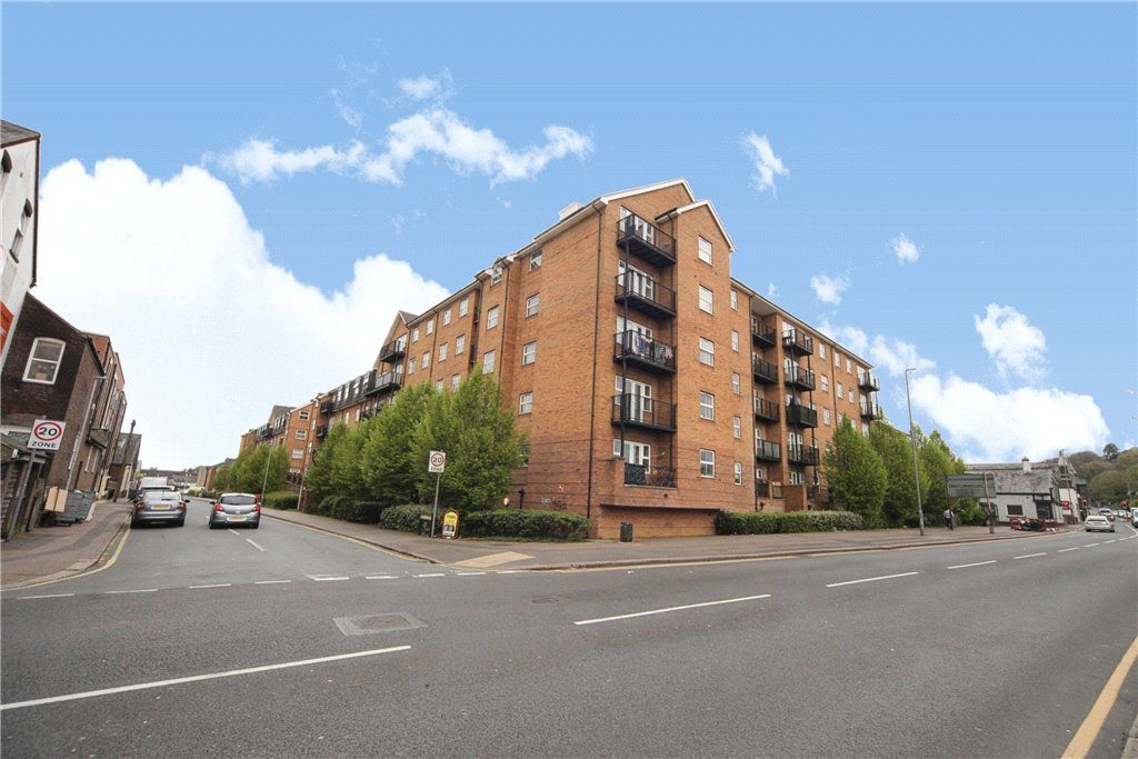 2 bed flat for sale in Holly Street, Luton, Bedfordshire LU1, £164,995