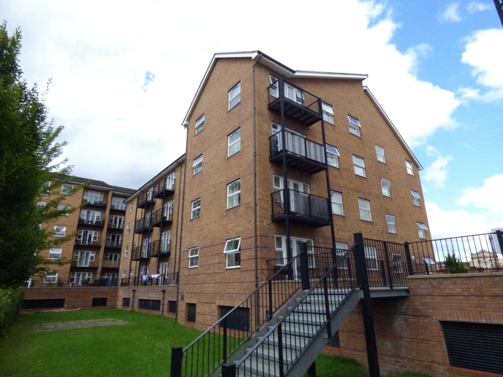2 bed flat for sale in Holly Street, Luton, Bedfordshire LU1, £164,995