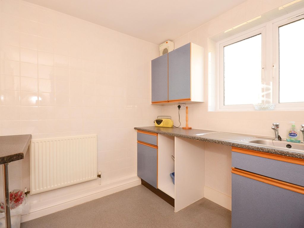 2 bed flat for sale in Bradley Street, Sheffield S10, £82,000
