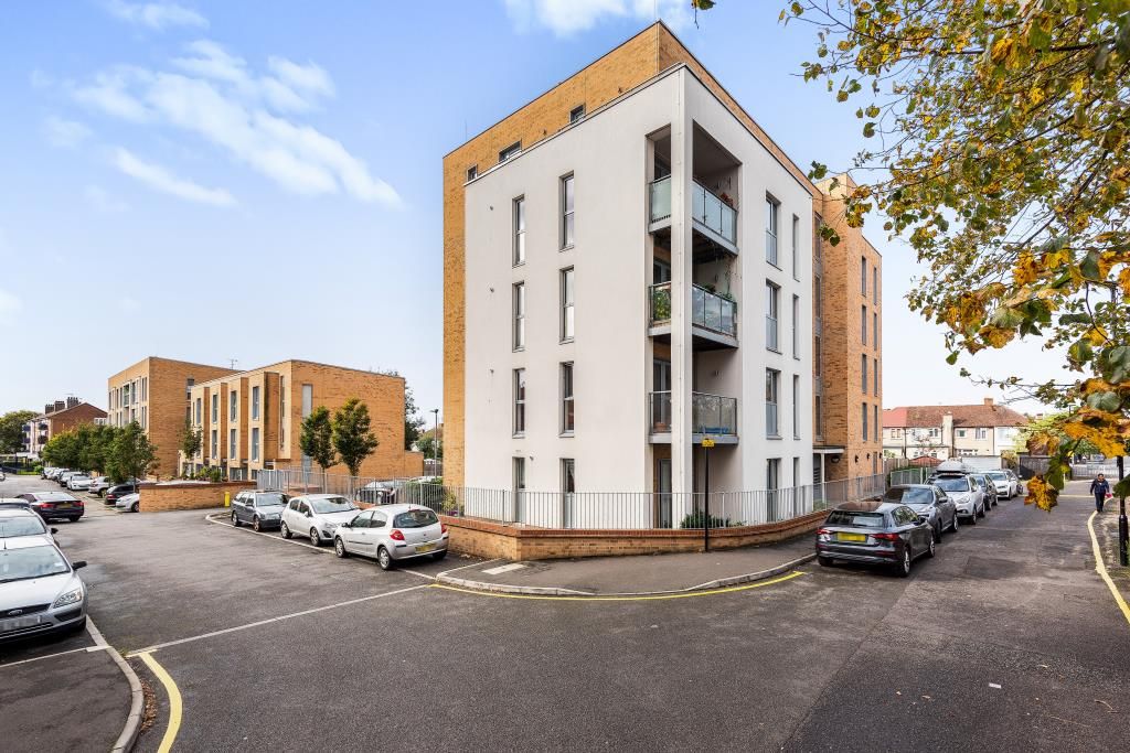1 bed flat for sale in Feltham, London TW13, £240,000