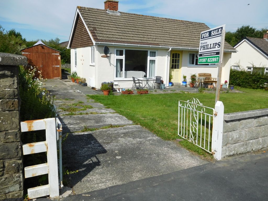 2 bed bungalow for sale in Dyffryn Road, Llandrindod Wells LD1, £125,000