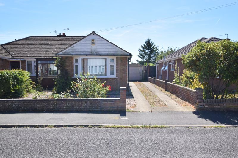 3 bed semi-detached bungalow for sale in Cromwell Way, Kidlington OX5, £299,000