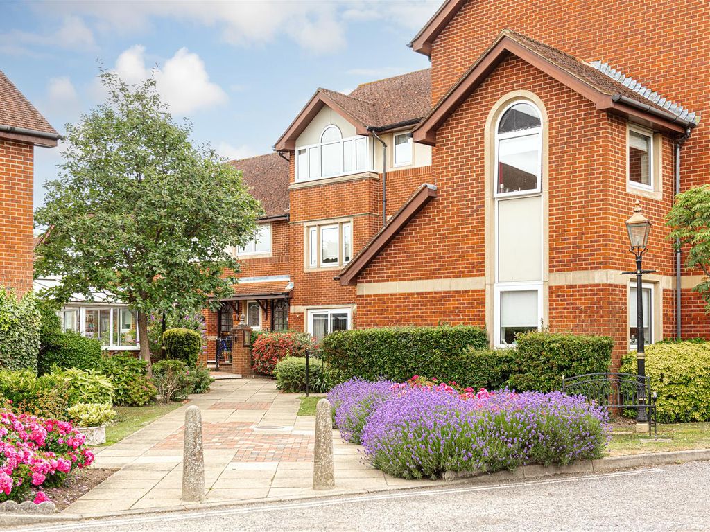 2 bed flat for sale in Alma Road, Reigate RH2, £220,000