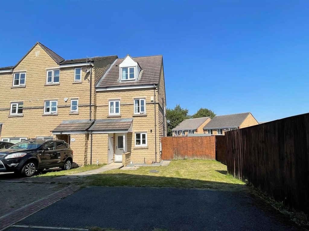 3 bed town house for sale in Brander Close, Idle, Bradford BD10, £225,000