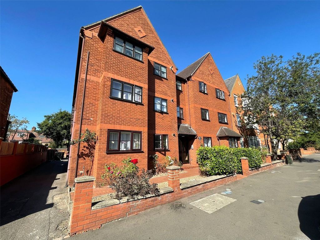 2 bed flat for sale in Hurst Grove, Bedford MK40, £160,000