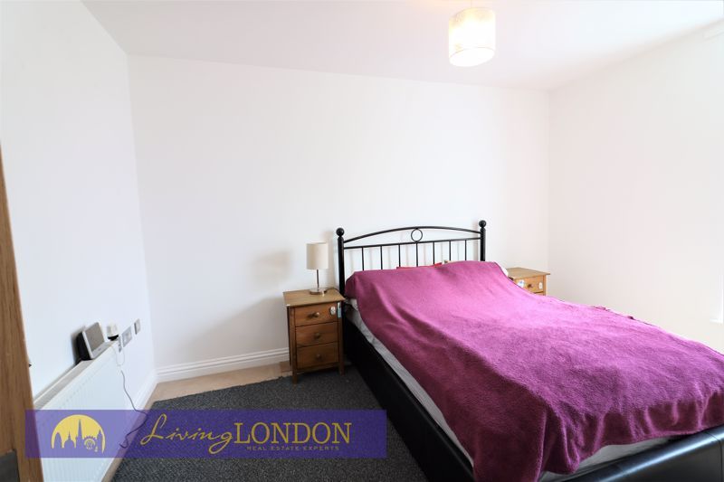 1 bed flat for sale in Rosebay Drive, London N17, £264,000