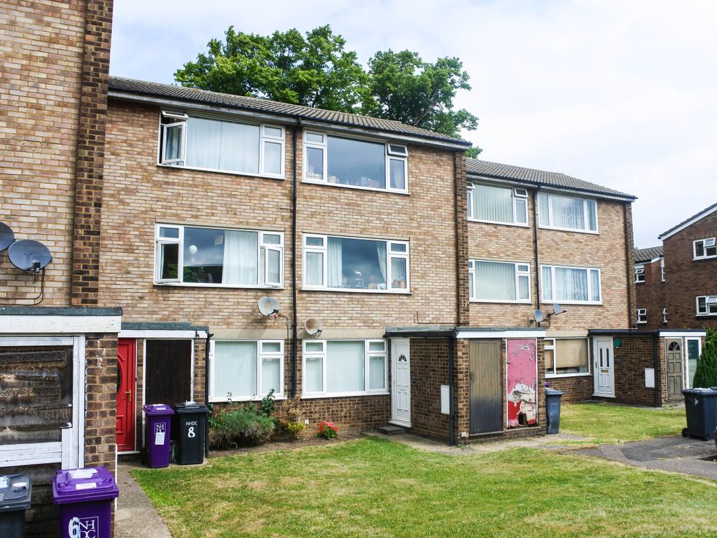 2 bed flat for sale in Clark Road, Royston SG8, £235,000
