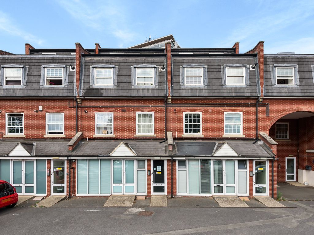 1 bed flat for sale in Jupiter Court, Barnsbury Lane, Surbiton KT5, £250,000