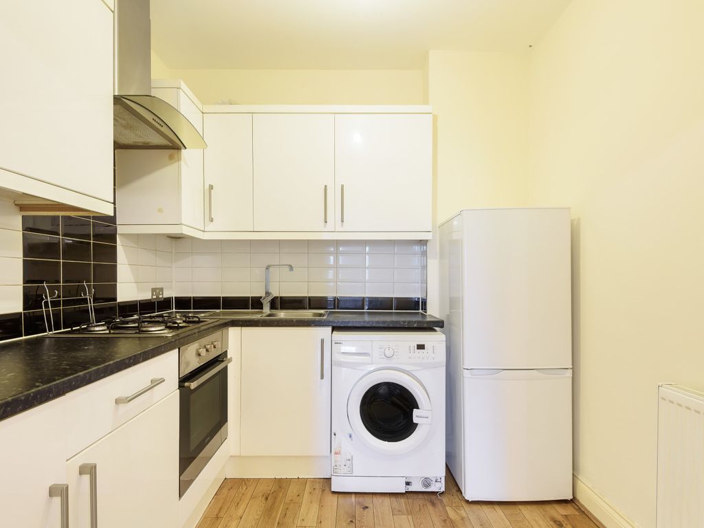 1 bed flat for sale in Jupiter Court, Barnsbury Lane, Surbiton KT5, £250,000