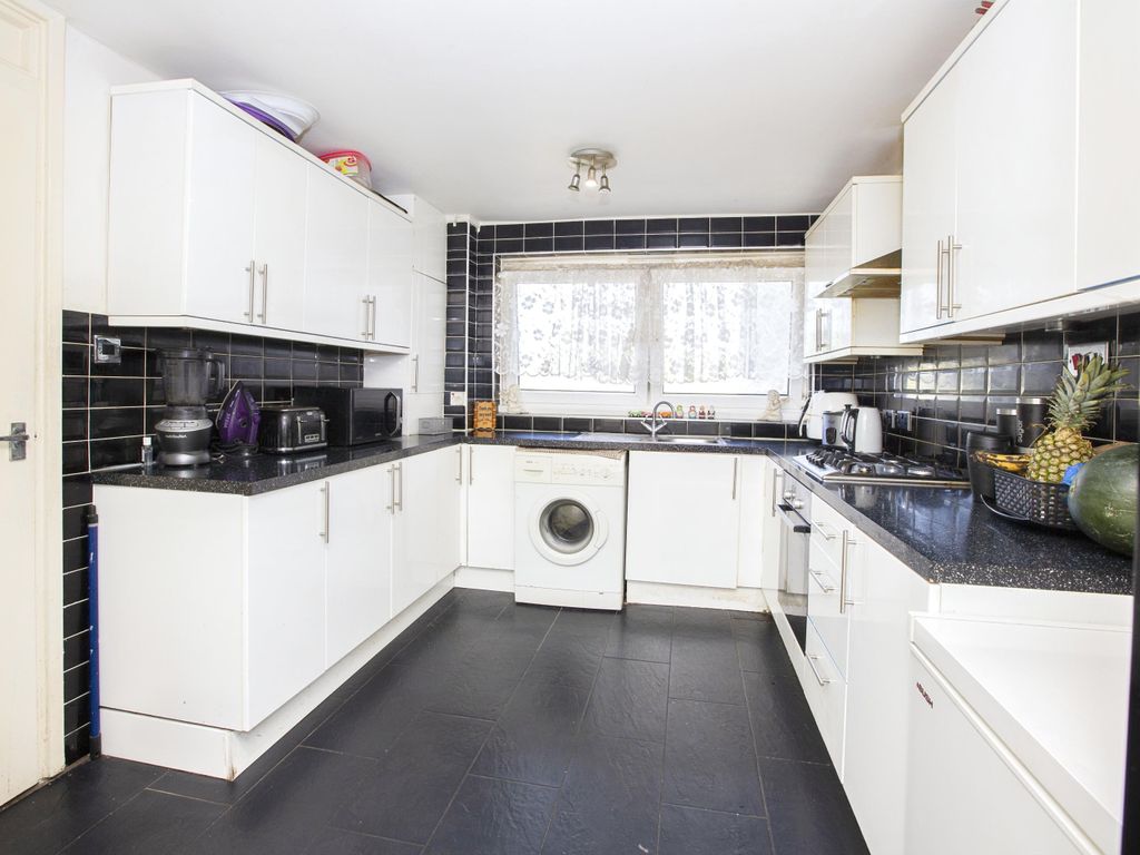 3 bed maisonette for sale in Cundy Road, London E16, £325,000