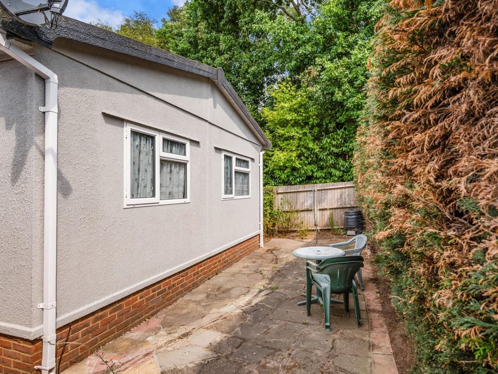 2 bed mobile/park home for sale in Holly Lodge, Lower Kingswood, Tadworth KT20, £160,000