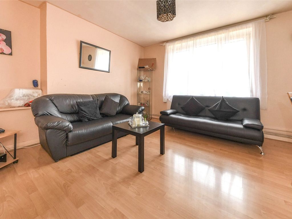 2 bed flat for sale in Roman Road, London E2, £325,000