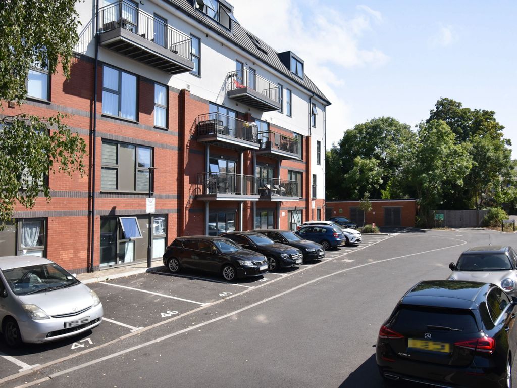 2 bed flat for sale in 38 Mill Green Road, Mitcham CR4, £325,000