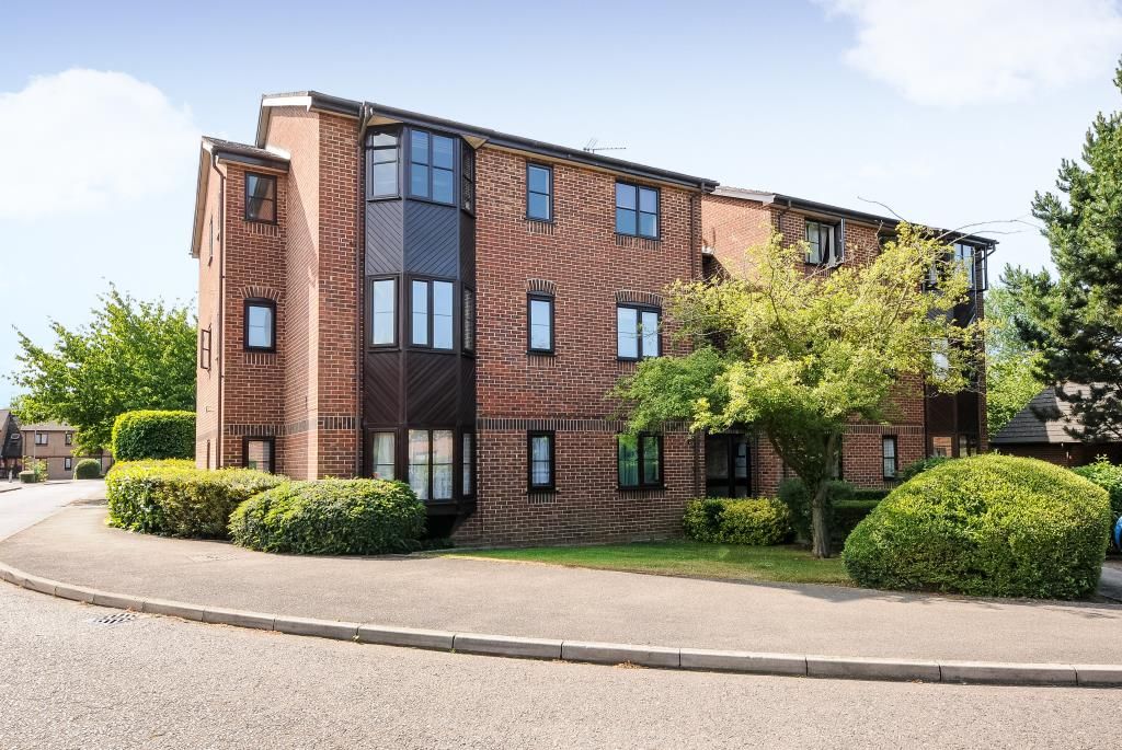 1 bed flat for sale in Poets Chase, Aylesbury HP21, £170,000