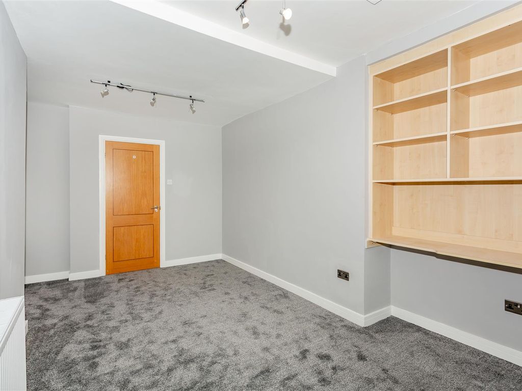2 bed flat for sale in High Trees Court, Sherburn In Elmet, Leeds LS25, £175,000