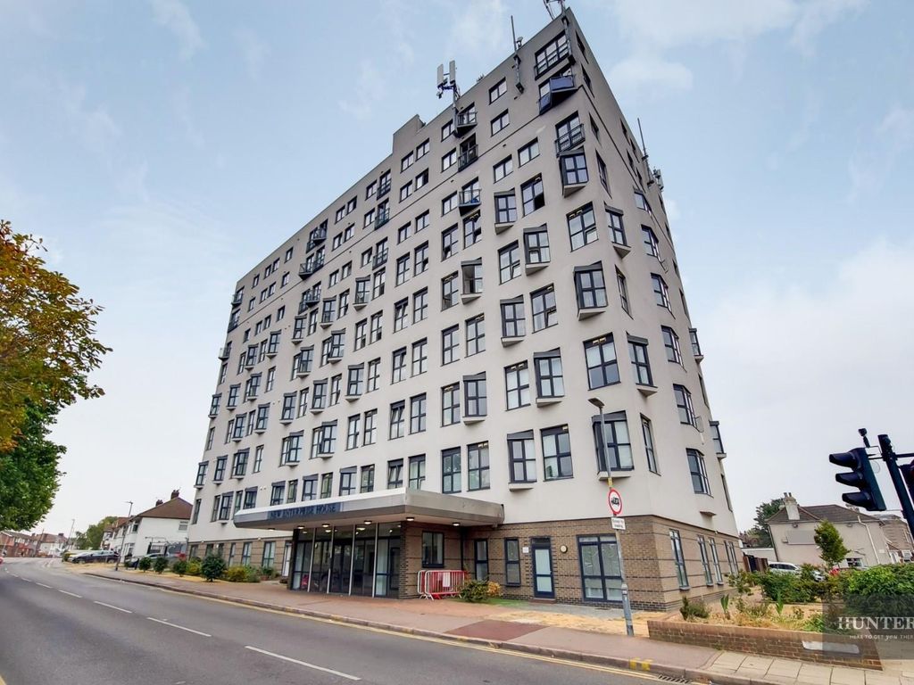 1 bed flat for sale in High Road, Chadwell Heath RM6, £200,000
