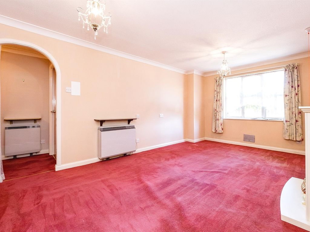 1 bed flat for sale in Longbridge Road, Barking IG11, £115,000