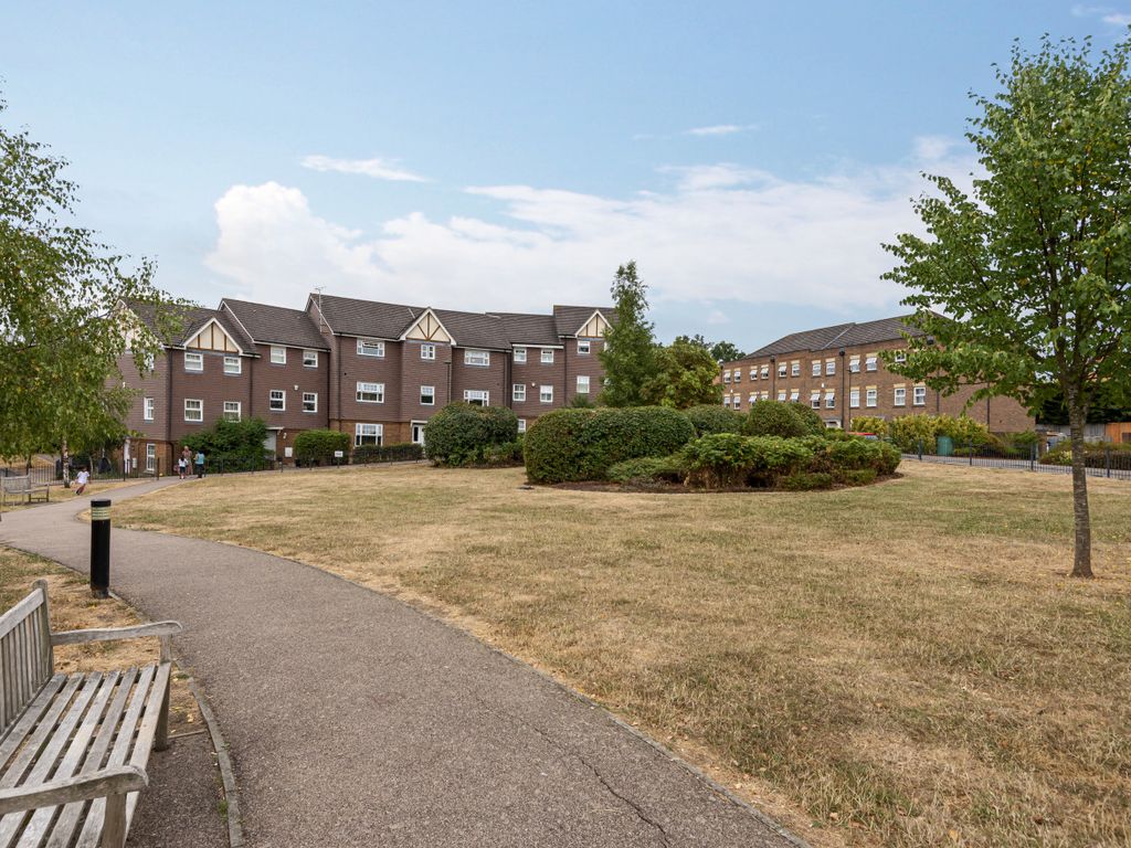 2 bed flat for sale in Parkland Mead, Bromley, Kent BR1, £330,000