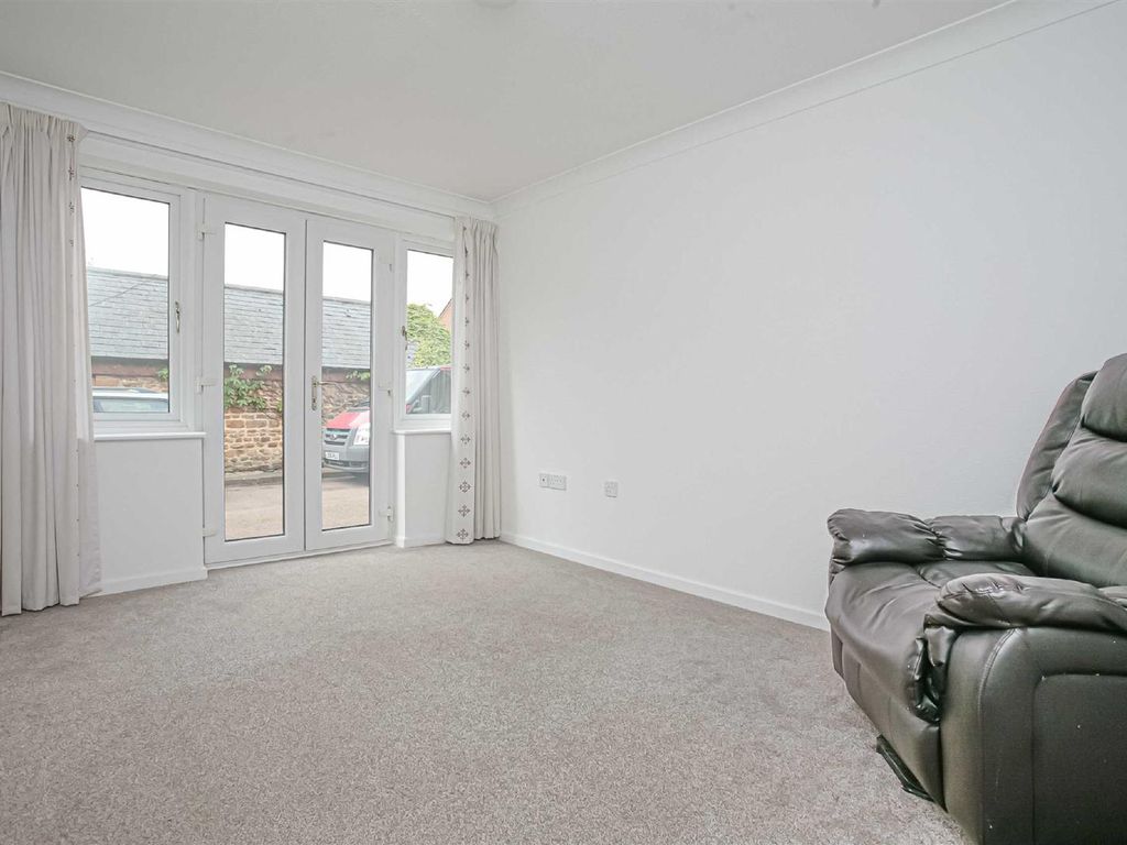 1 bed flat for sale in The Grove, Deddington, Banbury OX15, £100,000