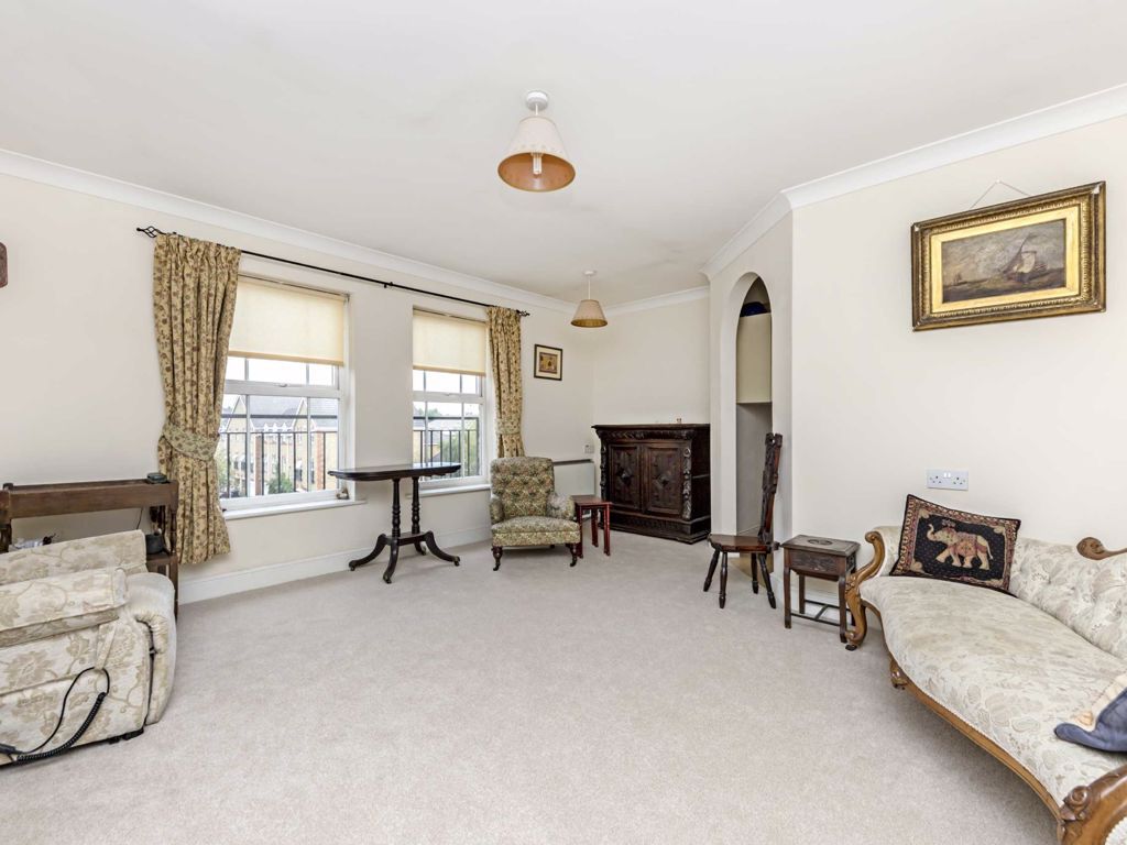 2 bed flat for sale in Draper Close, Isleworth TW7, £219,995