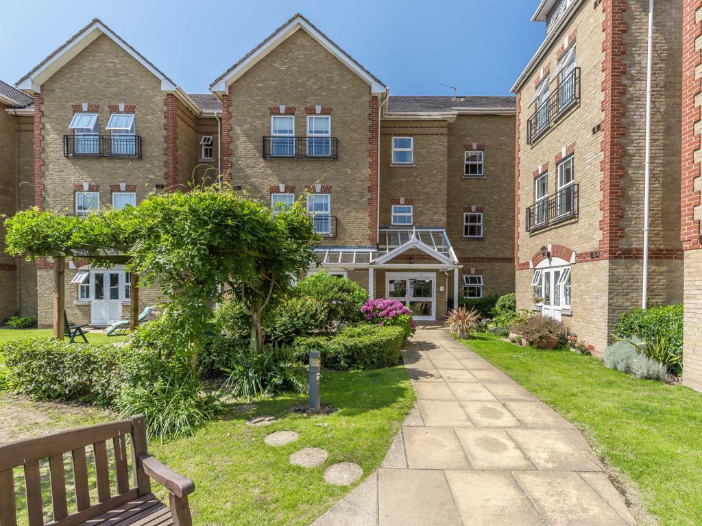 2 bed flat for sale in Draper Close, Isleworth TW7, £219,995