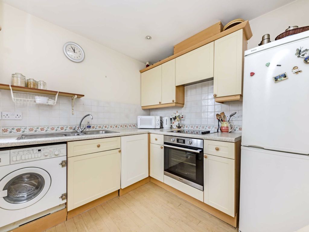 2 bed flat for sale in Draper Close, Isleworth TW7, £219,995