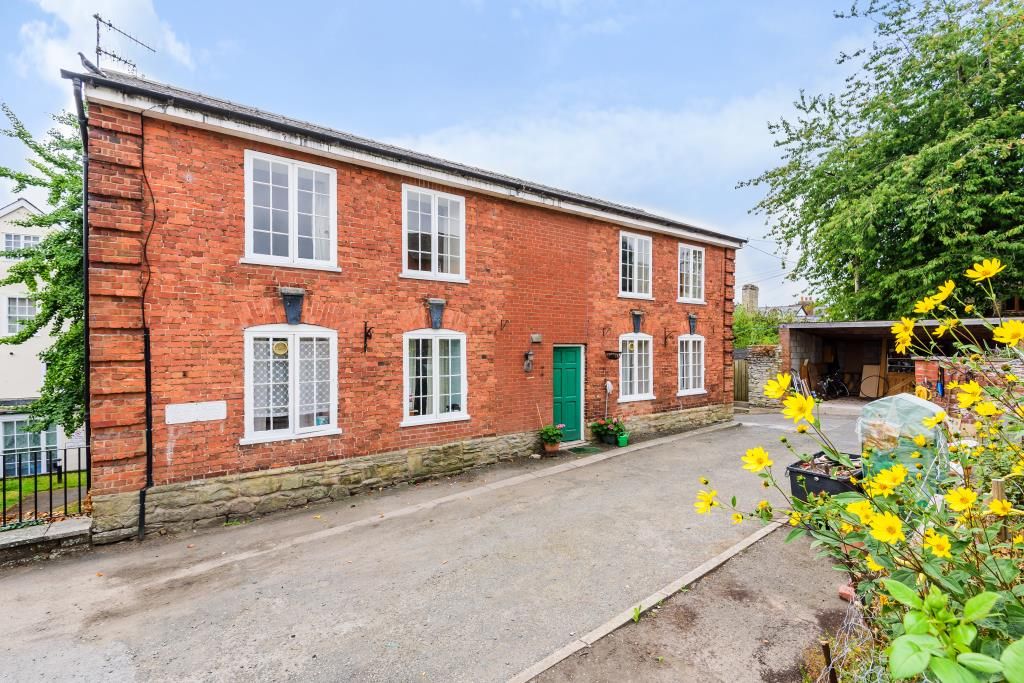 2 bed flat for sale in Kington, Herefordshire HR5, £100,000