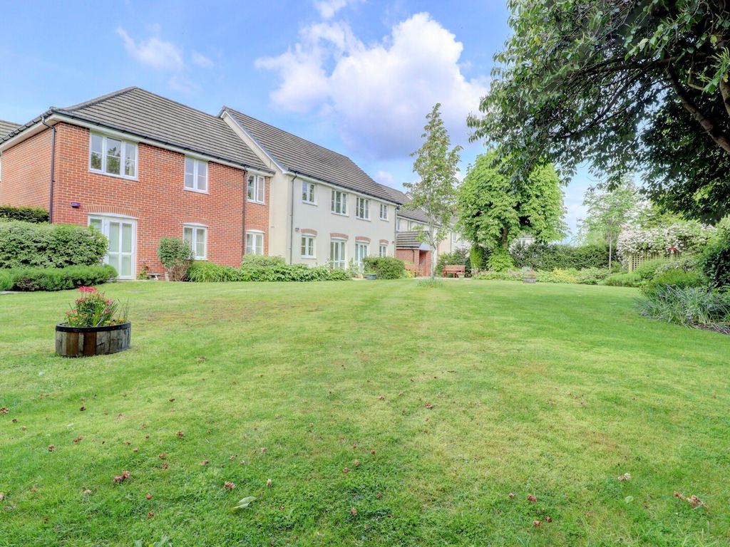 1 bed flat for sale in Penn Road, Hazlemere, High Wycombe HP15, £175,000