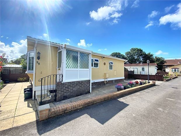 2 bed mobile/park home for sale in Paddock Park, Worle, Weston-Super-Mare, North Somerset. BS22, £165,000