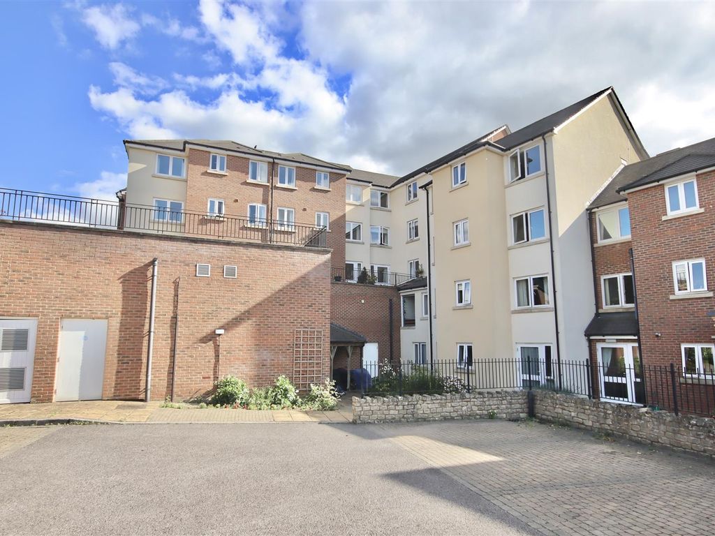 1 bed flat for sale in Castle Lodge, Gladstone Road, Chippenham SN15, £169,950