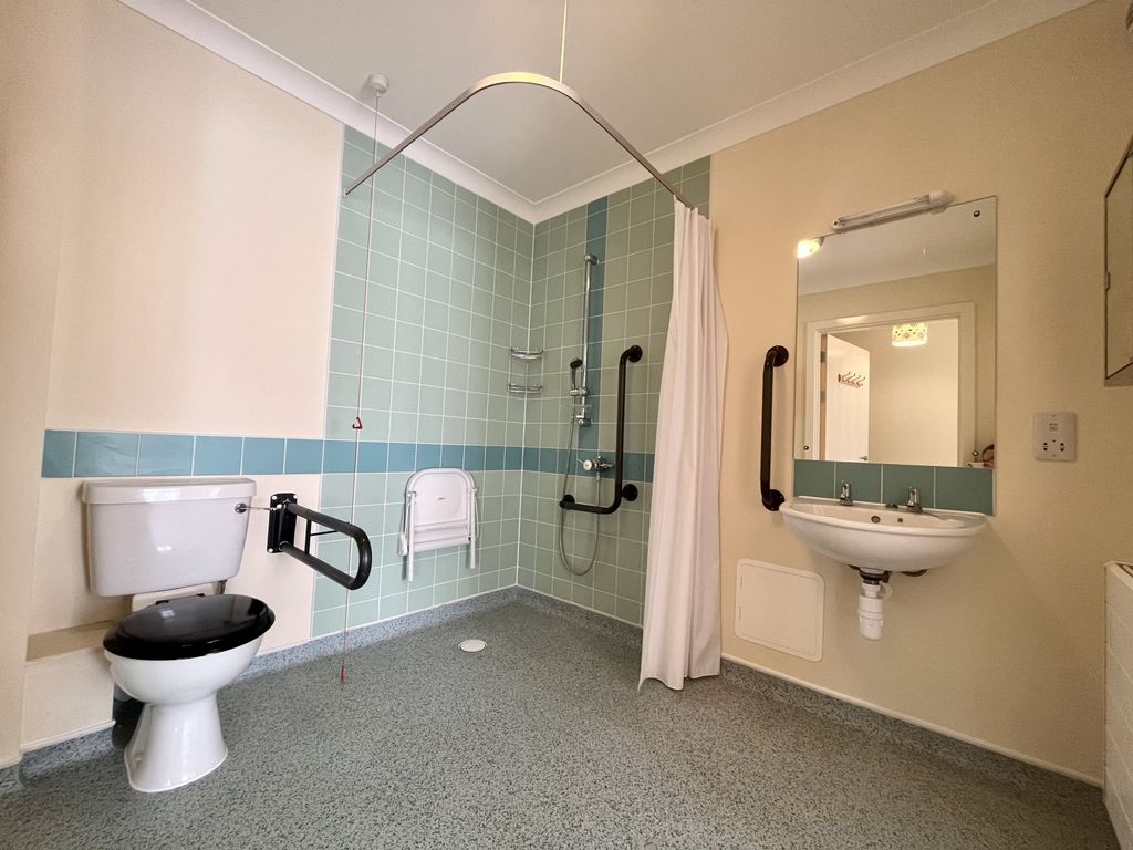 2 bed flat for sale in Barber Road, Basingstoke, Hampshire RG22, £165,000