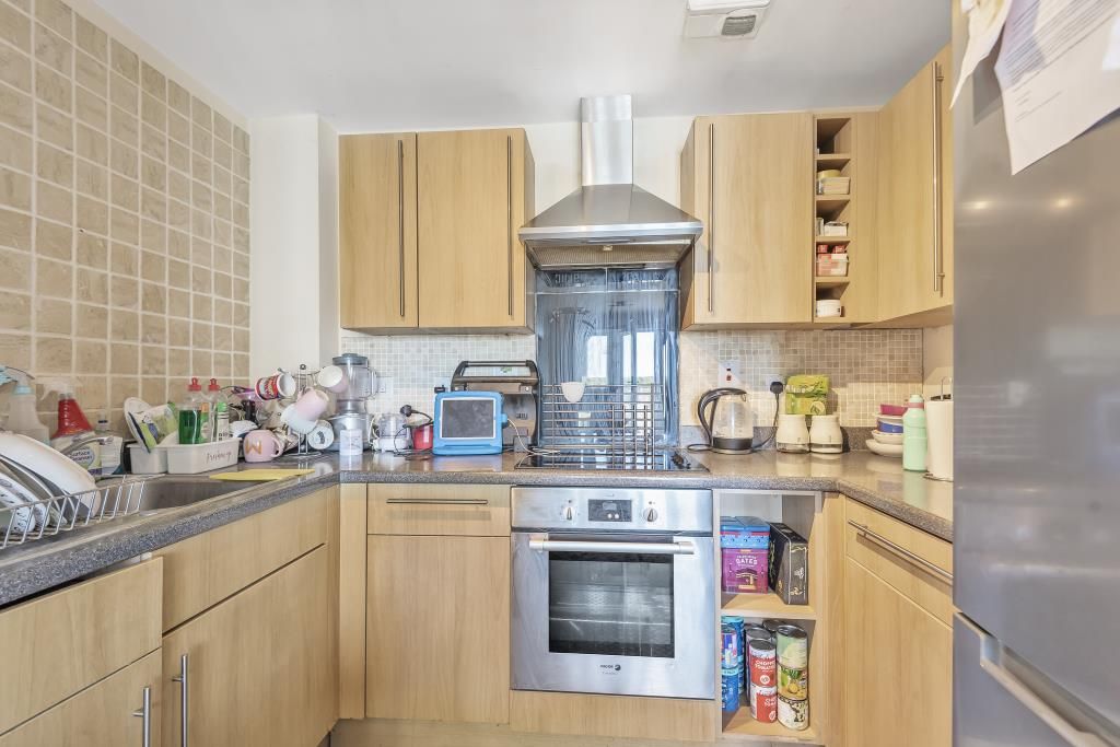 2 bed flat for sale in Slough, Berkshire SL2, £220,000