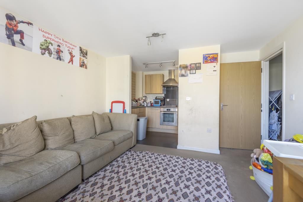 2 bed flat for sale in Slough, Berkshire SL2, £220,000